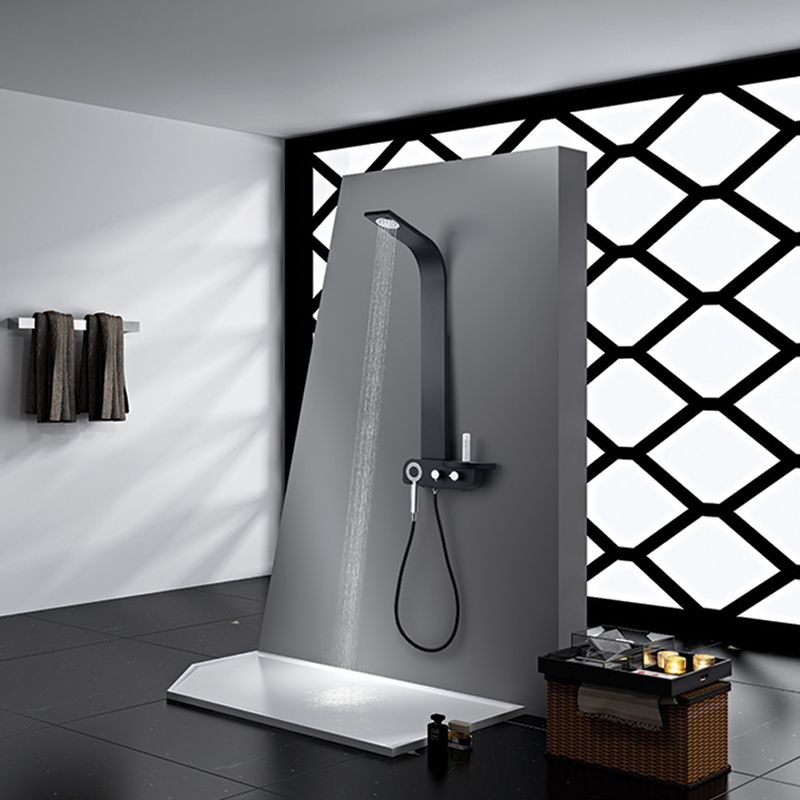 Tendance déco : colonne de douche noire