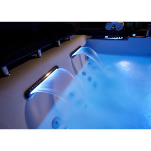 Baignoire avec 2 cascades cervicales pour un massage de la nuque