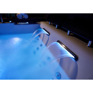 Baignoire avec 2 cascades cervicales pour un massage de la nuque