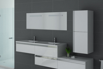 Une salle de bain blanche du sol au plafond : une valeur sûre