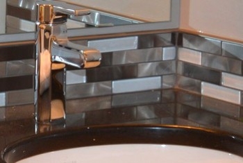 Une salle de bain moderne et tendance