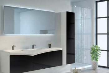 Une salle de bain en noir et blanc