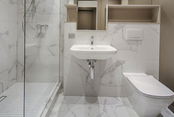 Aménagez votre salle de bain avant d'envisager de partir en maison de retraite
