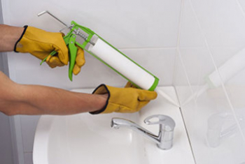 Remplacer efficacement les joints de salle de bain pour une étanchéité parfaite!