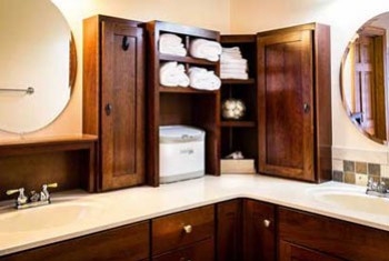 Une salle de bain entièrement en bois